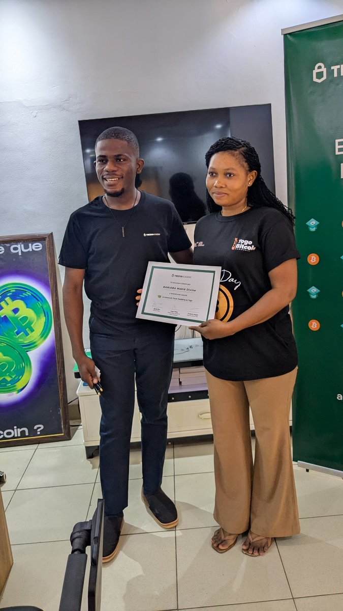 Togo_Bitcoin's tweet image. 🎓 Ce samedi, la Togo Bitcoin Community avions célébré la remise des certificats à nos étudiants (+20 étudiants) de la formation "Découverte du Bitcoin" 🇹🇬

Une belle collaboration avec @TrezorAcademy pour démocratiser le bitcoin au Togo!

#Bitcoin #CryptoEducation #TrezorAcademy