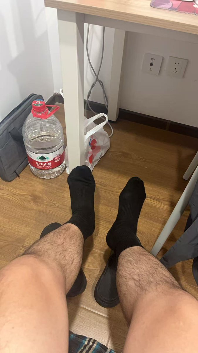 毛腿黑袜！来个骚逼跪舔 #反差 #SM #10   
#无脑 #gonner #肌肉奴 #1m