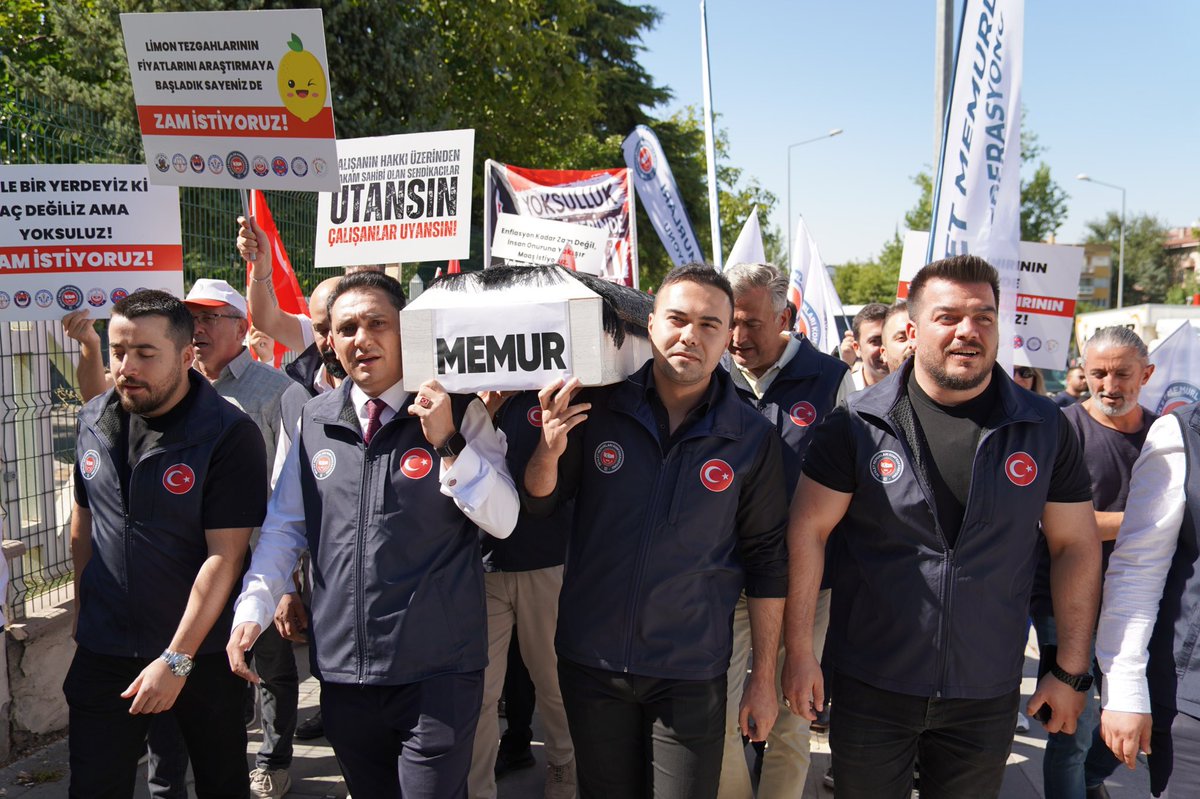 Bu bir zam teklifi değil, memurla alay etmektir!
Mutfakta yangın var, faturalar kabarık, kiralar uçmuş…
Siz hâlâ bu zam oranlarını verip “susun” mu diyorsunuz?
Bu milletin memuru sadaka değil, hakkını istiyor!
Tabi anlıyorum İsteyen taraf memnun, veren taraf memnun!
Ama
