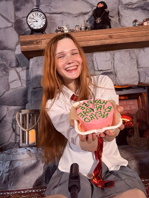 It&rsquo;s my birthdaaay today! Time for cake!🎂🎉❤️ https://t.co/QrgB2bwiRt