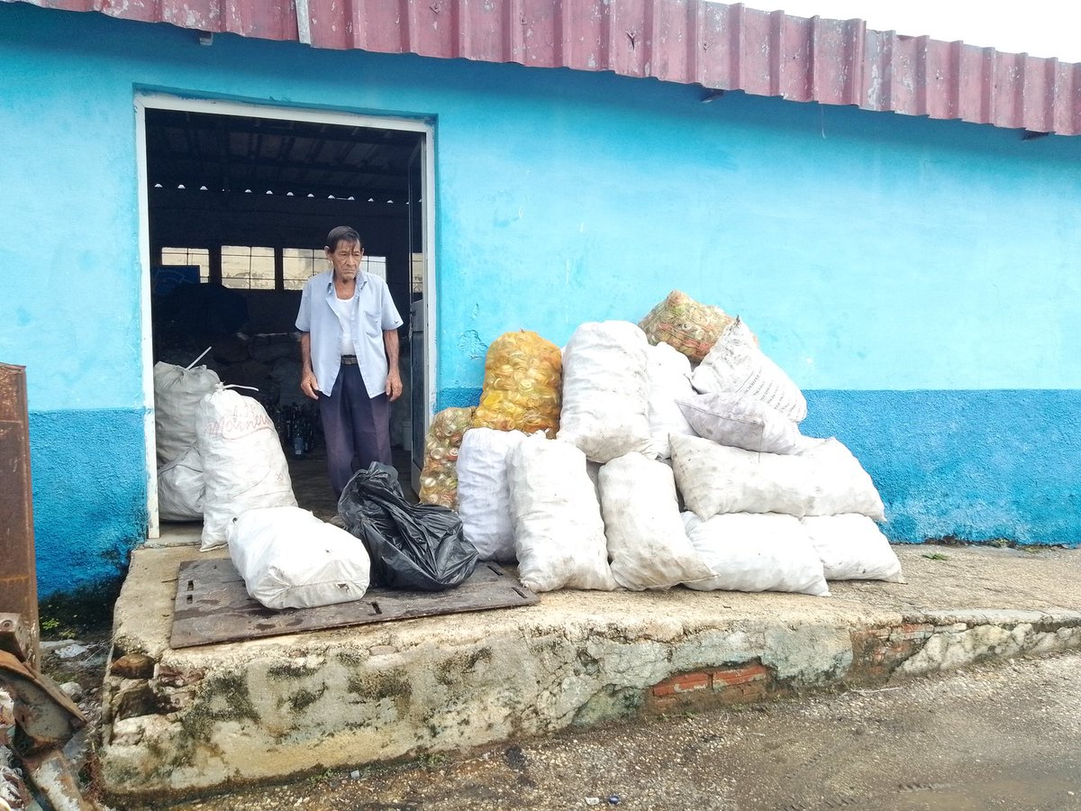 ♻️Los puntos fijos de reciclaje no detienen su trabajo en #SanctiSpiritusEnMarcha.

💦Aunque el día amaneció nublado y con una intensa lluvia que refrescó la mañana, no han dejado de llegar personas para vender materiales reciclables.

🌟#RecuperamosVALORES