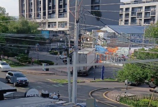AlamosSegunda's tweet photo. Sin señalética en lateral de B. Quintana, trailers y autobuses entran a zona habitacional, rompen camellón y ponen en riesgo a vecinos.

Pedimos: señalización , ruta alterna y cobro de daños. Gracias 
@movilidadqro @qromunicipio @TransitoMunicipal

#SeguridadVial #Álamos #Qro https://t.co/hMr8FnZ5H0