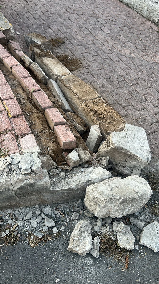 AlamosSegunda's tweet photo. Sin señalética en lateral de B. Quintana, trailers y autobuses entran a zona habitacional, rompen camellón y ponen en riesgo a vecinos.

Pedimos: señalización , ruta alterna y cobro de daños. Gracias 
@movilidadqro @qromunicipio @TransitoMunicipal

#SeguridadVial #Álamos #Qro https://t.co/hMr8FnZ5H0