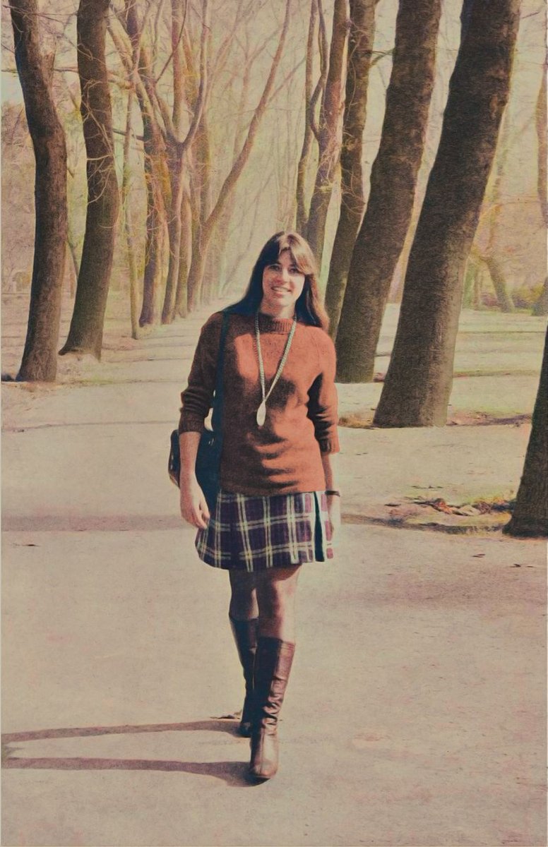Fotos de la Unidad Popular Chile (@aunidadpopular) on Twitter photo Marta Harnecker, directora de Chile Hoy (1972-1973) y autora de diversas obras, en el Parque Forestal, Santiago 1972.
Fotografía del libro "Marta Harnecker, vida y pensamiento" de Isabel Rauber. Fotografía original en B/N. Colorizada por <a href="/Javier_DuharteS/">Javier Duharte Solis</a>
#UnidadPopular #Chile Marta Harnecker, directora de Chile Hoy (1972-1973) y autora de diversas obras, en el Parque Forestal, Santiago 1972.
Fotografía del libro "Marta Harnecker, vida y pensamiento" de Isabel Rauber. Fotografía original en B/N. Colorizada por <a href="/Javier_DuharteS/">Javier Duharte Solis</a>
#UnidadPopular #Chile