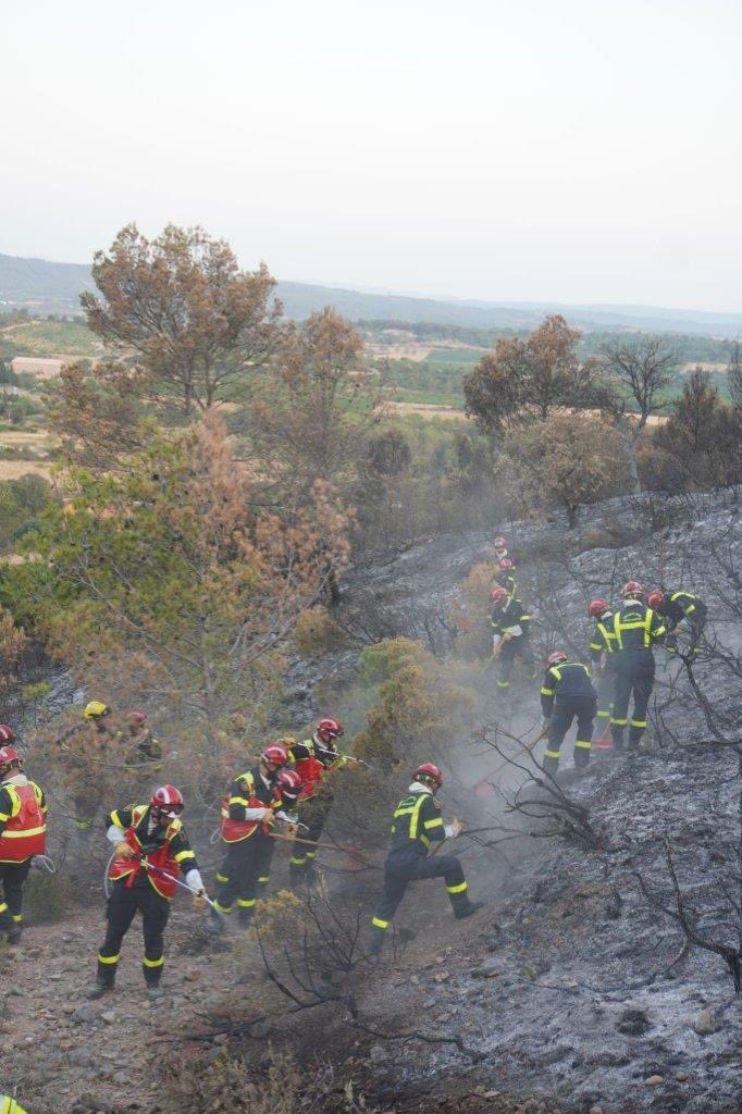EtatMajorFR's tweet image. 📍Aude | Prévenir la reprise des feux.🔥 
Déploiement des Sections militaires de renfort intégré (SMRI) sur le secteur de Ribaute-Joncquière. En appui des sapeurs-pompiers départementaux, ils effectuent le traitement des lisières et des points chauds afin de prévenir le risque de…