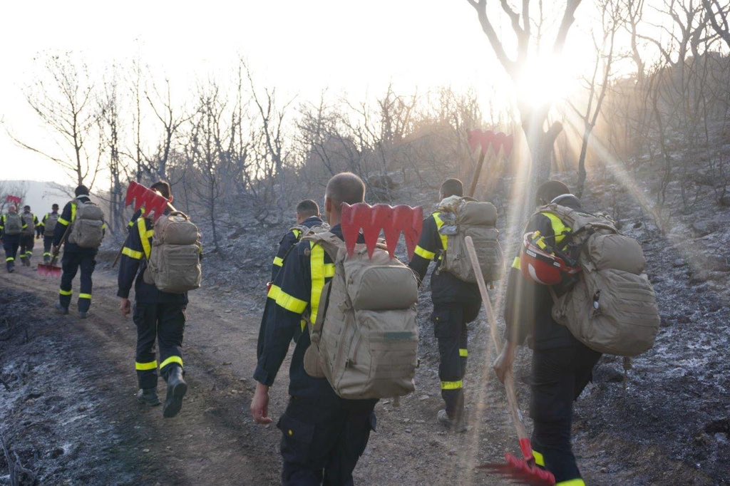 EtatMajorFR's tweet image. 📍Aude | Prévenir la reprise des feux.🔥 
Déploiement des Sections militaires de renfort intégré (SMRI) sur le secteur de Ribaute-Joncquière. En appui des sapeurs-pompiers départementaux, ils effectuent le traitement des lisières et des points chauds afin de prévenir le risque de…