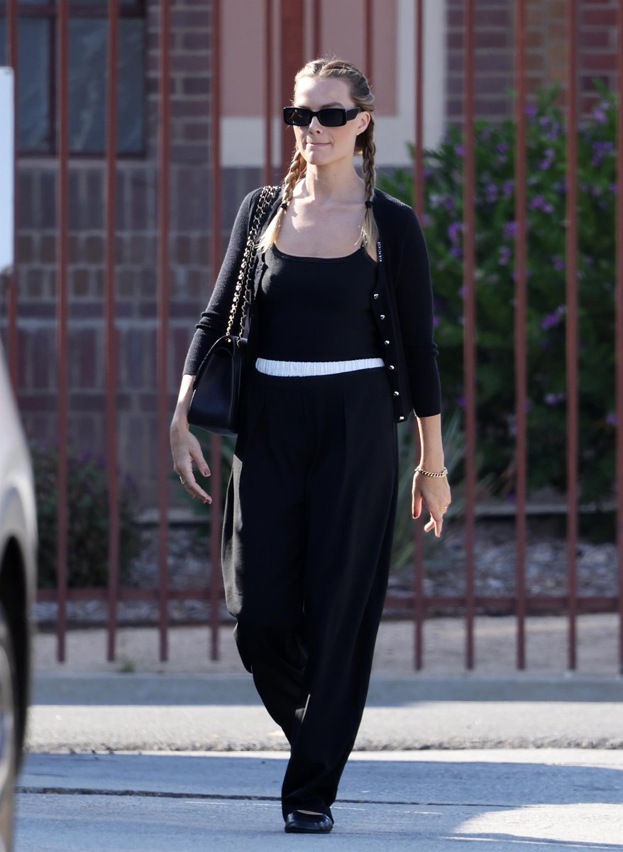 AMargotRobbie's tweet photo. #NEWS 📷 Candids de #MargotRobbie dans les rues de Los Angeles (11/08/25) https://t.co/1Yn0YMthn1