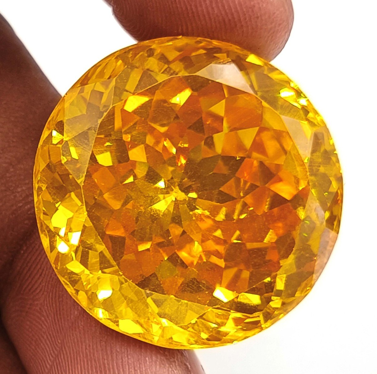 (左)全て同じ大きさ6×4mmのクッションカットで揃えてあるところがツボる、ビルマ(ミャンマー)産マルチカラースピネルセット。朝靄(あさもや)のようにわずかにグレイッシュな紫･オレンジ･ピンク･青･青緑など、黄色味のないカラーバリエーションが物憂げで美しい。
ebay.com/itm/2662726125…