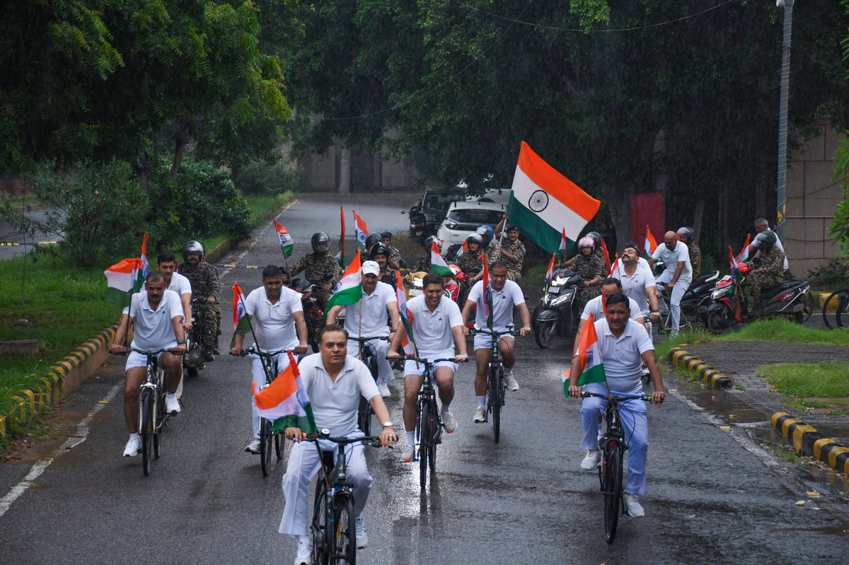 Gurugram: स्वतंत्रता दिवस पर <a href="/crpf/">ソラタカシ</a> के जवानों ने कादरपुर ट्रेनिंग सेंटर में निकाली गई तिरंगा यात्रा 🇮🇳 <a href="/crpfacademyggm1/">CRPF Academy</a>