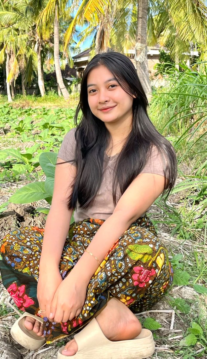 Batik_MAGAZINE's tweet photo. My fav girl #kain #kainbatik #jarik #sarung https://t.co/kUUYHy8atq