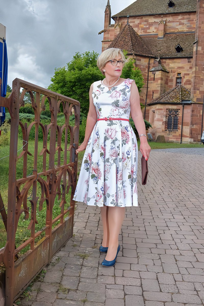 Marylinemodele's tweet photo. Une série en Pinup avec une belle robe avec des fleurs https://t.co/xC0O3YimVl