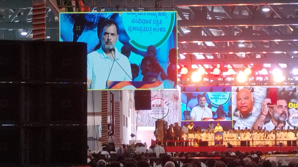 Rahul Gandhi claims 100% proof of vote rigging—1,00,250 fake votes in Bengaluru’s Mahadevapura seat alone.
Democracy is at stake.
Full story + my first-hand account: medium.com/@kikctikcy/can…
#VoteChori #Democracy #India #RahulGandhi