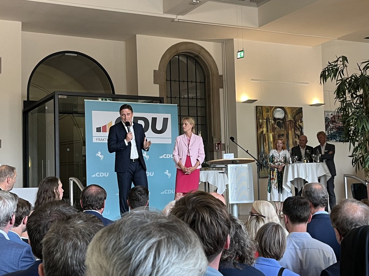 „Meine Kinder sind oft viel zu früh wieder zu Hause und müssen viel zu spät zur Schule.“ <a href="/SebLechner/">Sebastian Lechner</a> will die mangelnde Unterrichtsversorgung und die Bildungspolitik zum Schwerpunkt seiner Politik machen. Auch deshalb zu Gast: <a href="/PrienKarin/">Karin Prien</a> <a href="/CDUNds/">CDU in Niedersachsen</a>