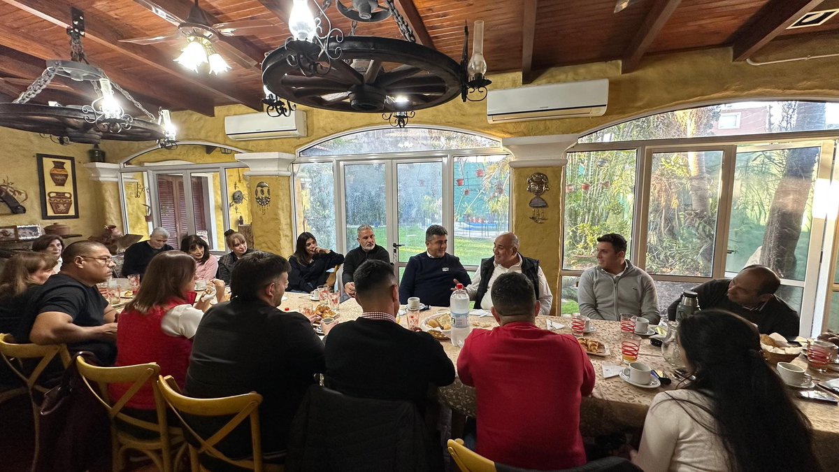 Nos encontramos con el senador nacional <a href="/JuanManzurOK/">Juan Manzur</a> 

Junto a docentes, alumnos  universitarios y dirigentes del partido popular Tucumán analizamos las políticas nacionales y el impacto que esto genera en la educación pública, la actividad privada, el trabajo y la salud.