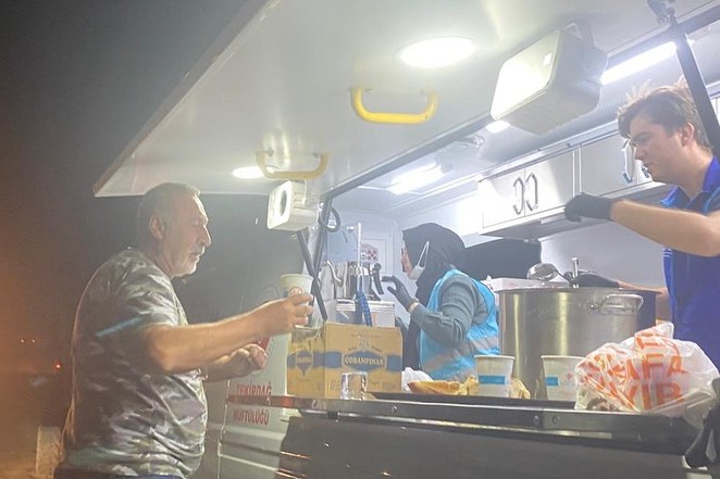 Ormanlarımızı korumak için el eleyiz

Çanakkale’de meydana gelen orman yangınında, Vakfımızın Çanakkale ve Tekirdağ Şubeleri tarafından bölgeye yönlendirilen mobil ikram araçlarımızla, sahada fedakârca görev yapan ekiplerimize ve yangından etkilenen vatandaşlarımıza çeşitli