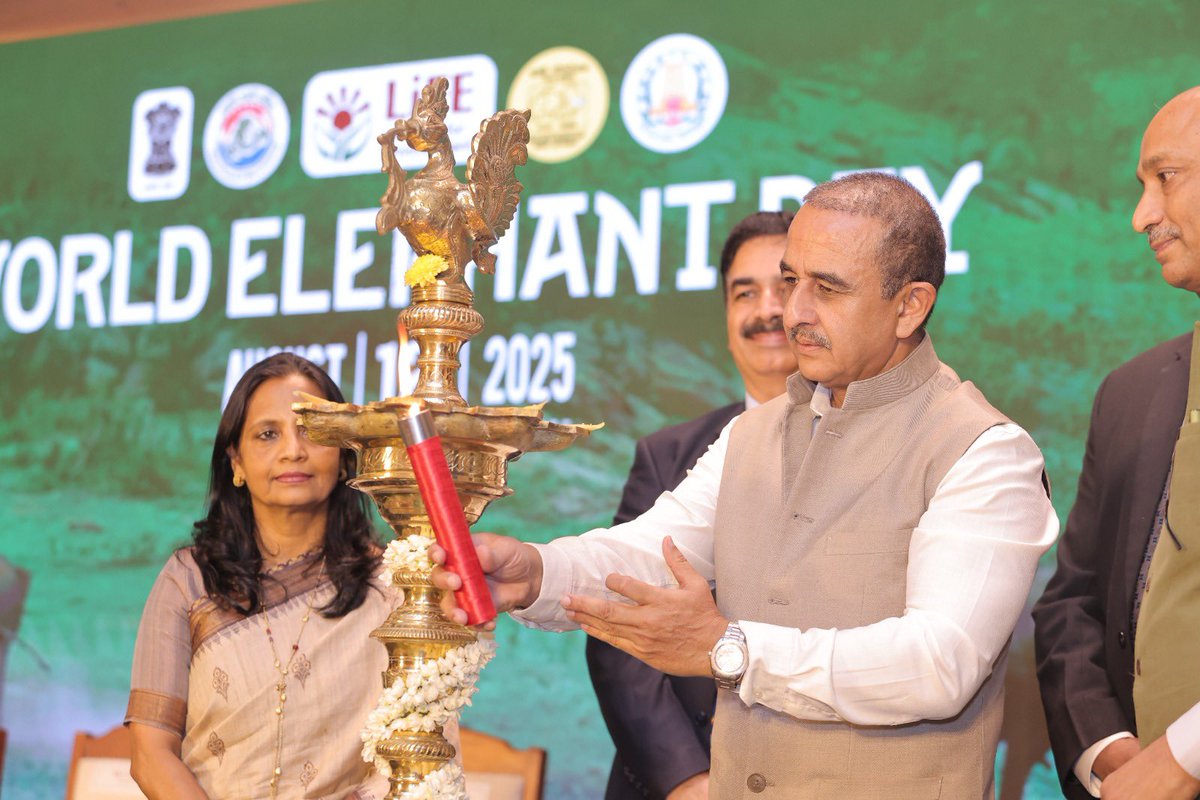 KVSinghMPGonda's tweet image. Spoke at the national celebrations of #WorldElephantDay2025 in Coimbatore, Tamil Nadu. 
It was an honour to felicitate our frontline heroes with the #GajGaurav Awards and launch awareness campaigns involving 15 lakh students from over 5,000 schools.

India, home to approx. 60% of…