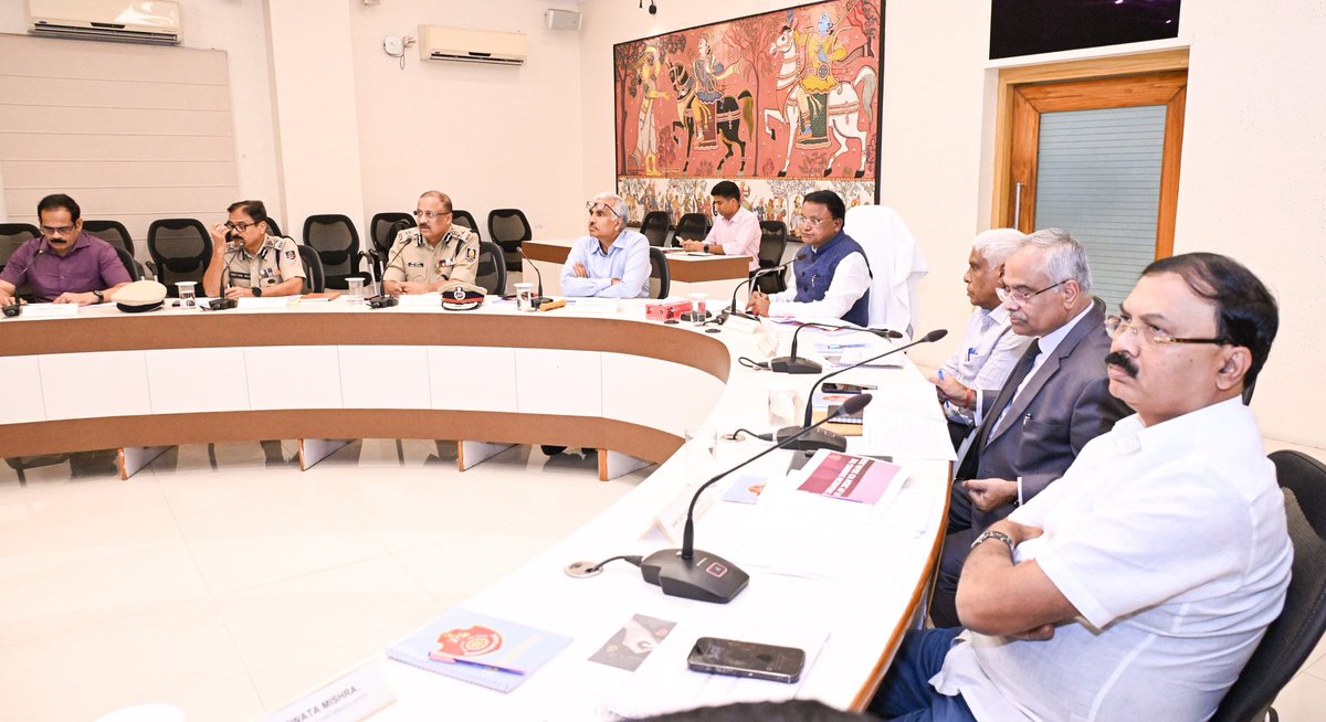 ଲୋକସେବା ଭବନରେ ମାନ୍ୟବର ମୁଖ୍ୟମନ୍ତ୍ରୀ ଶ୍ରୀ <a href="/MohanMOdisha/">Mohan Charan Majhi</a> ରାଜ୍ୟର ଅପରାଧ ଏବଂ ଆଇନ ଶୃଙ୍ଖଳା ପରିସ୍ଥିତି ସମ୍ପର୍କରେ ସମୀକ୍ଷା କରିଛନ୍ତି ।