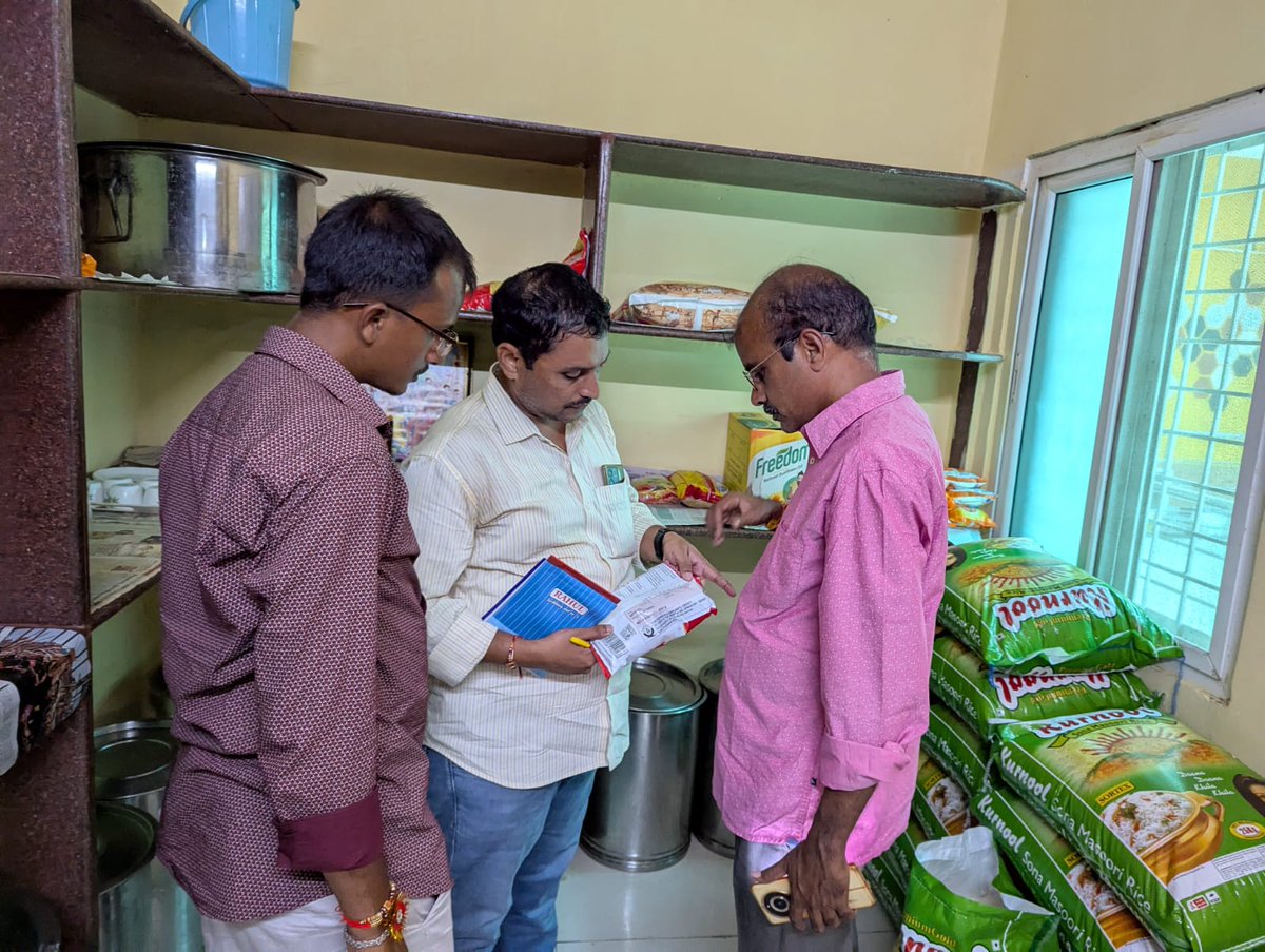 Chikmt191591's tweet photo. In view of the Swachhata Abhiyaan todayi.e.12.08.2025 at Dornakal Running Room inspection conducted  and collected the food sample of cooking oil under the quality control .
#Railway
 #SCR  
#ENHM 
#SwachhataAbhiyaan, #IndependenceDay 
@drmsecunderabad 
@SrEnhmSC https://t.co/ZS0iHoTpVF