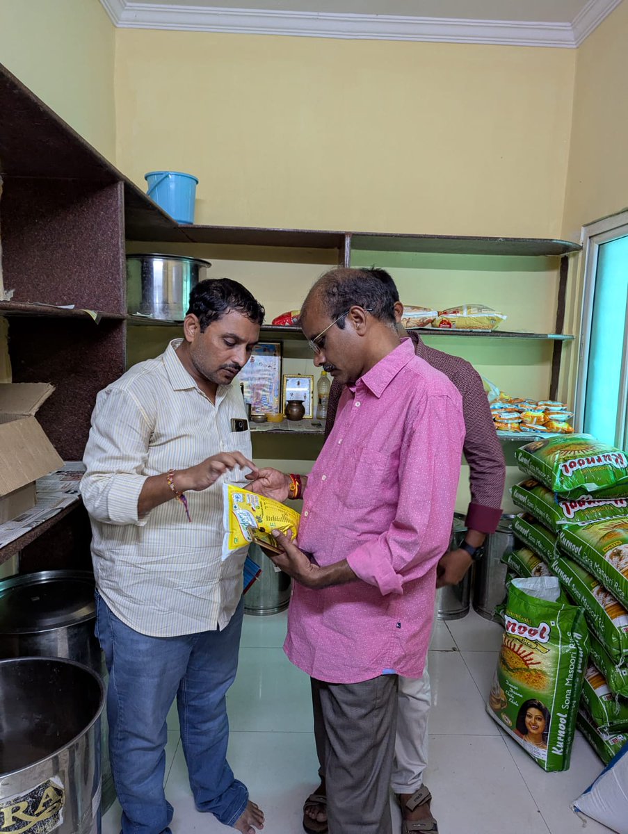 Chikmt191591's tweet photo. In view of the Swachhata Abhiyaan todayi.e.12.08.2025 at Dornakal Running Room inspection conducted  and collected the food sample of cooking oil under the quality control .
#Railway
 #SCR  
#ENHM 
#SwachhataAbhiyaan, #IndependenceDay 
@drmsecunderabad 
@SrEnhmSC https://t.co/ZS0iHoTpVF