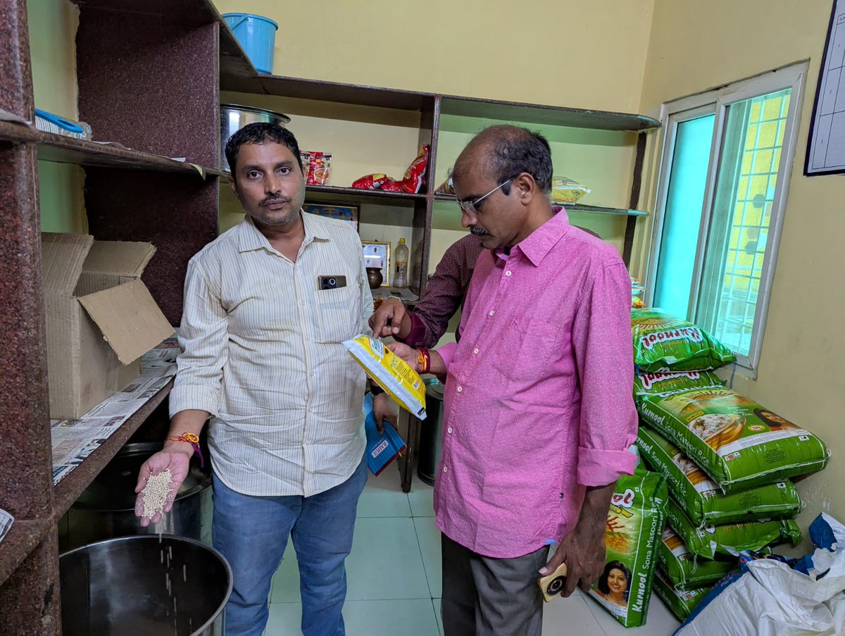 Chikmt191591's tweet photo. In view of the Swachhata Abhiyaan todayi.e.12.08.2025 at Dornakal Running Room inspection conducted  and collected the food sample of cooking oil under the quality control .
#Railway
 #SCR  
#ENHM 
#SwachhataAbhiyaan, #IndependenceDay 
@drmsecunderabad 
@SrEnhmSC https://t.co/ZS0iHoTpVF