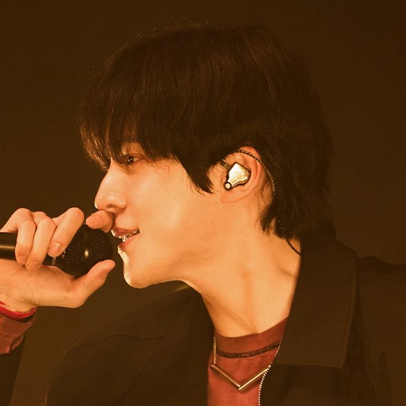 yunho wearing his old in-ears?🥹