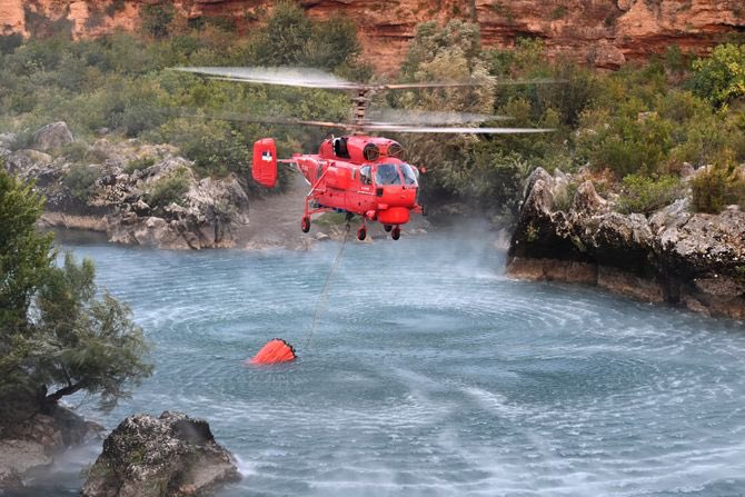 🇲🇪Crna Gora u plamenu: 🇷🇸Srpski helikopter Ka-32 kod Podgorice, 🇭🇷hrvatski Kanader iznad obale 🔥✈️ više na Aero.rs ⬇️
aero.telegraf.rs/generalna-avij…