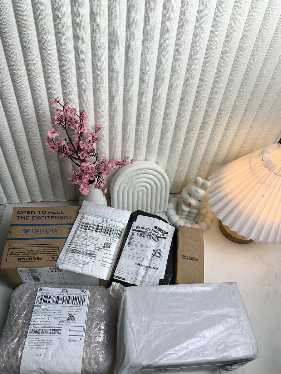 jwtspn's tweet photo. Unboxing sampel time https://t.co/oN2VEWO9WP