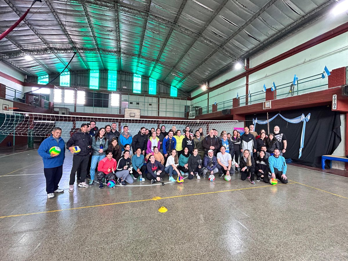 Leo Troncoso (@leot14) on Twitter photo En📍#VicenteLópez realizamos una Asistencia Técnica de Vóleibol🏐.
➡️Con Capacitación y Formación docente, jerarquizamos la Educación Física Bonaerense.
➡️Con Educación Pública y Estado Presente, seguimos transformando la PBA💙.
<a href="/Kicillofok/">Axel Kicillof</a> <a href="/AlbertoSileoni/">Alberto Sileoni</a>
<a href="/pablourquizaok/">Pablo Urquiza</a> En📍#VicenteLópez realizamos una Asistencia Técnica de Vóleibol🏐.
➡️Con Capacitación y Formación docente, jerarquizamos la Educación Física Bonaerense.
➡️Con Educación Pública y Estado Presente, seguimos transformando la PBA💙.
<a href="/Kicillofok/">Axel Kicillof</a> <a href="/AlbertoSileoni/">Alberto Sileoni</a>
<a href="/pablourquizaok/">Pablo Urquiza</a>