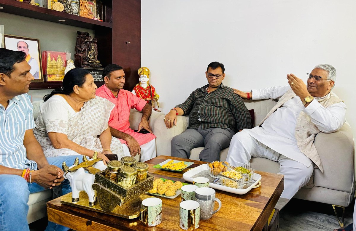 📍मेरठ

उत्तर प्रदेश सरकार में मंत्री श्री दिनेश खटीक जी के अस्वस्थ होने का समाचार मिला था, आज उनके आवास पर पहुंचकर स्वास्थ्य की जानकारी ली l

ईश्वर से प्रार्थना है कि वे जल्द पूर्ण रूप से स्वस्थ होकर पुनः नई ऊर्जा के साथ जनसेवा में सक्रिय हों ।

#GetWellSoon #DineshKhatik