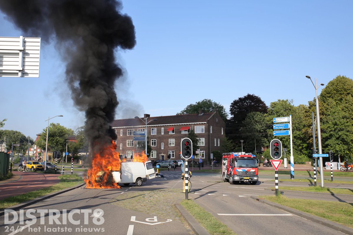 Brand in bestelbusje aan Wateringsevest in Delft