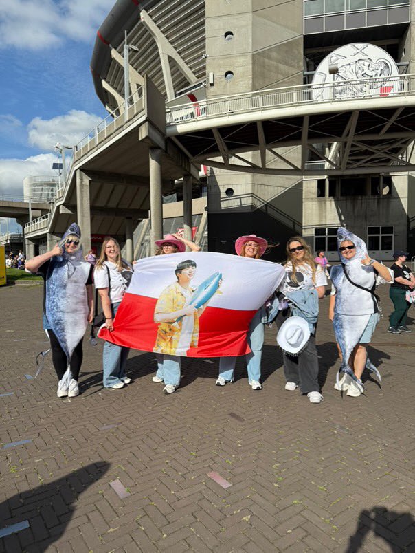 TaeEternal7's tweet photo. Moje ulubione zdjęcie z tuńczykami 🐟🐟 #RUNSEOKJIN_epTOUR_AMSTERDAM #RUNSEOKJIN_EP_TOUR https://t.co/n1stLGnyUj