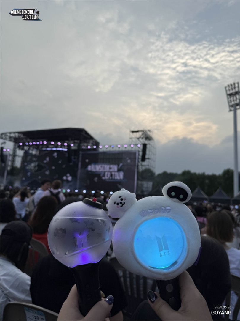 BTS_TransKive's tweet photo. they don't know we're from @BTS_Trans 👀

here's a compilation of our team members who saw Mr. Worldwide Handsome himself 🤩👑🐹

first up, Goyang! 🇰🇷

#Jin_TOUR_KOREA #RUNSEOKJIN_epTOUR_KOREA https://t.co/gP6H19bxAb