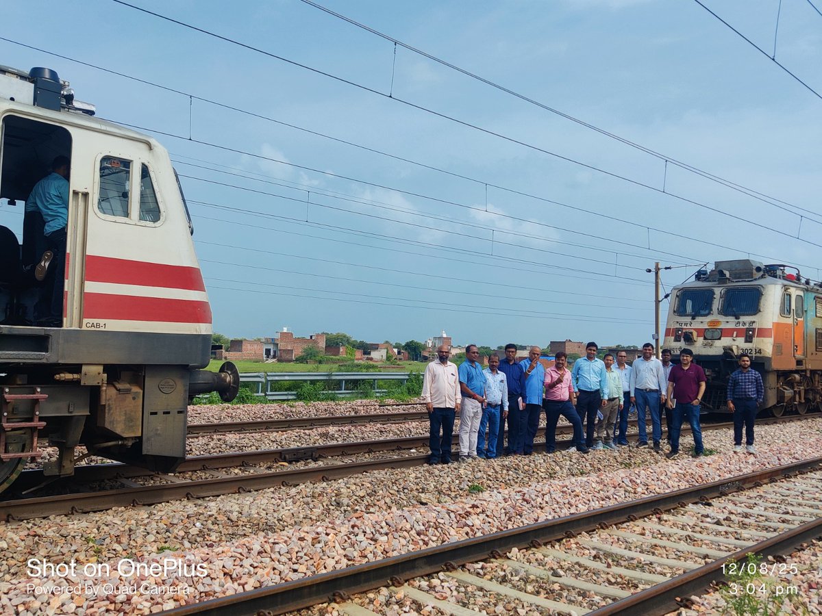 DRM Agra (@drm_agra) on Twitter photo 🚊🛡️ आगरा मण्डल के मथुरा-पलवल सेक्शन में कवच युक्त इंजनों के साथ रियर एंड और हेड ऑन कोलिजन ट्रायल सफलतापूर्वक पूरा किया गया।
यह तकनीक ट्रेन संचालन को और सुरक्षित, निर्बाध और टकराव मुक्त बनाएगी।
#SafetyFirst #Kavach #Infra_NCR #IndianRailways <a href="/CPRONCR/">North Central Railway</a> <a href="/RailMinIndia/">Ministry of Railways</a> 🚊🛡️ आगरा मण्डल के मथुरा-पलवल सेक्शन में कवच युक्त इंजनों के साथ रियर एंड और हेड ऑन कोलिजन ट्रायल सफलतापूर्वक पूरा किया गया।
यह तकनीक ट्रेन संचालन को और सुरक्षित, निर्बाध और टकराव मुक्त बनाएगी।
#SafetyFirst #Kavach #Infra_NCR #IndianRailways <a href="/CPRONCR/">North Central Railway</a> <a href="/RailMinIndia/">Ministry of Railways</a>