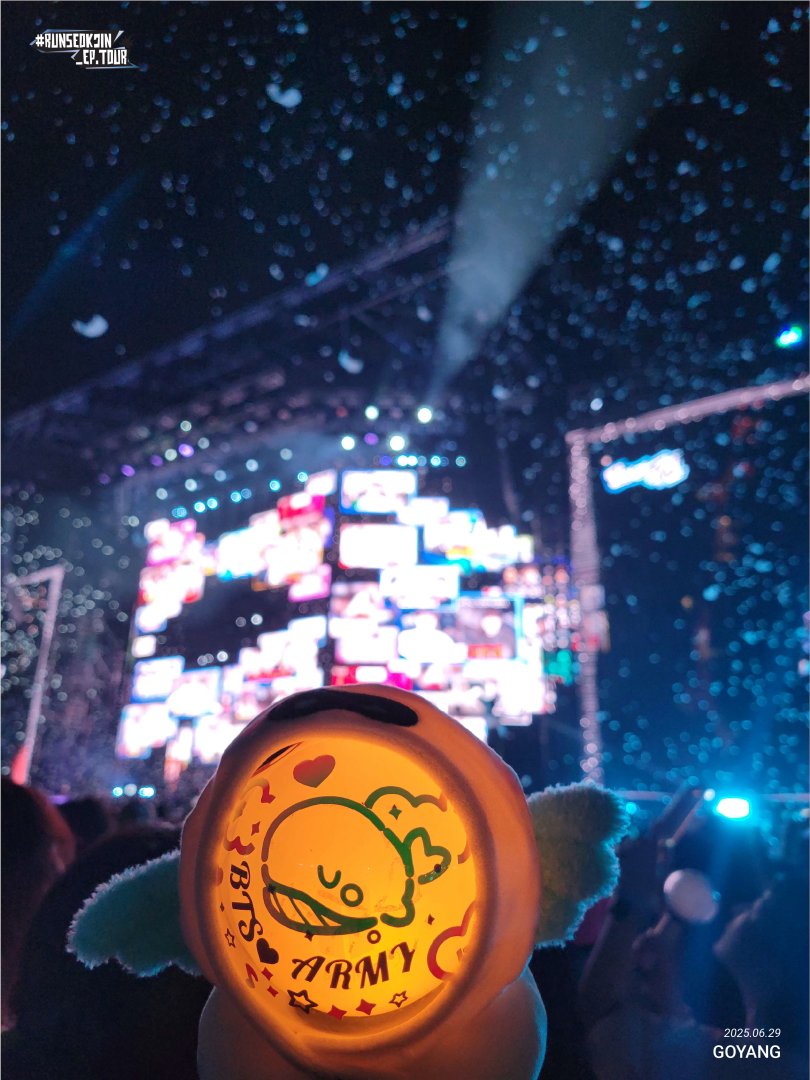 BTS_TransKive's tweet photo. they don't know we're from @BTS_Trans 👀

here's a compilation of our team members who saw Mr. Worldwide Handsome himself 🤩👑🐹

first up, Goyang! 🇰🇷

#Jin_TOUR_KOREA #RUNSEOKJIN_epTOUR_KOREA https://t.co/gP6H19bxAb
