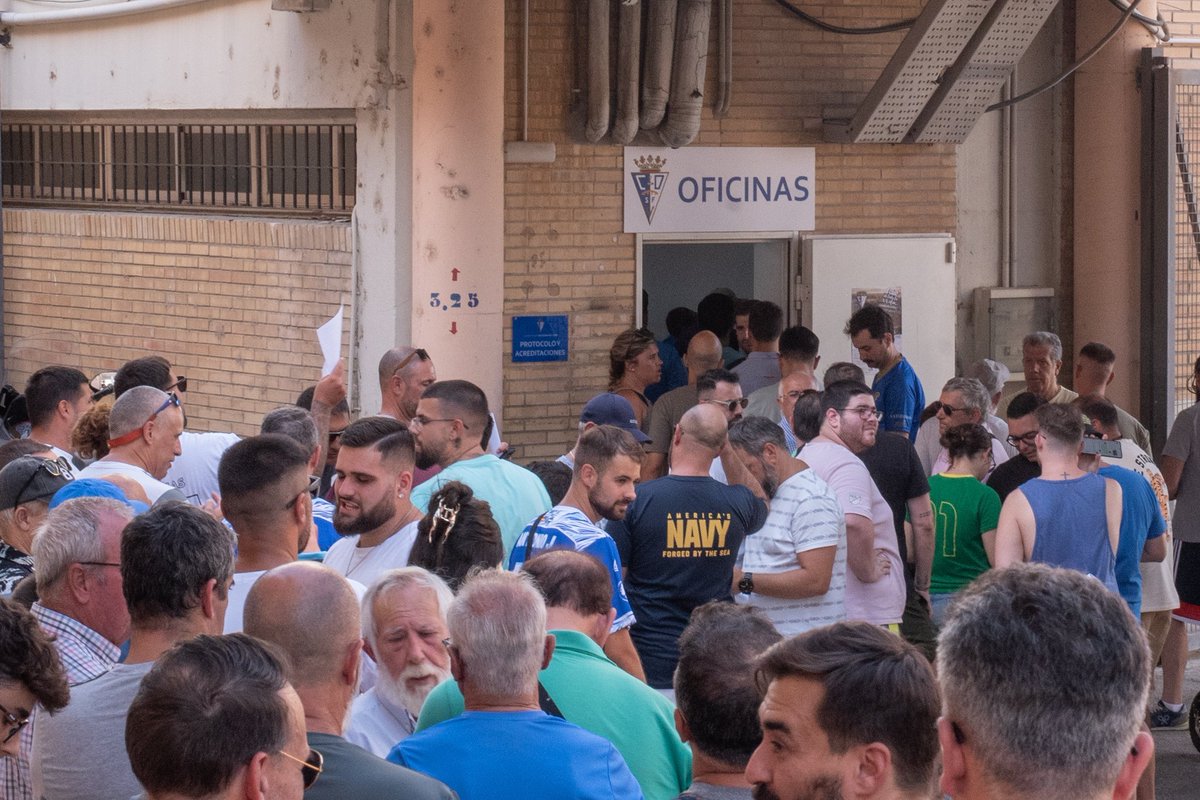 Última categoría del fútbol español.

El <a href="/_CDSanFernando/">CD San Fernando 1940</a> inicia su histórica campaña de abonados.

Colas hasta arriba. Una vez más, a la altura de las circunstancias.