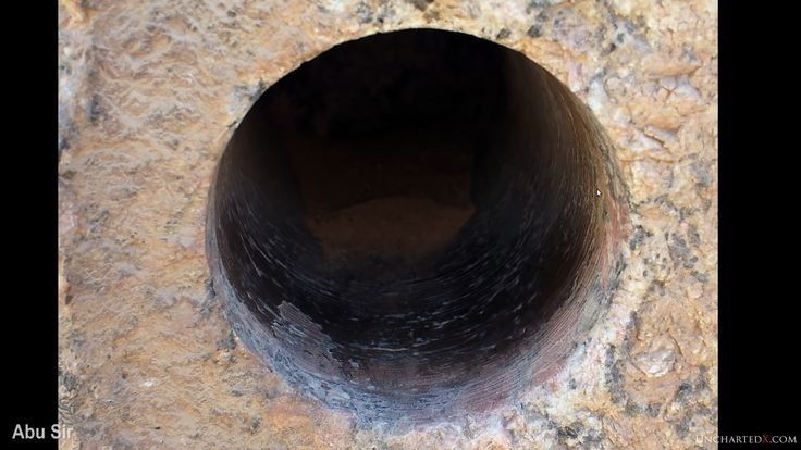 En 1881, W. Petrie encontró un núcleo de perforación de granito cerca de la Gran Pirámide de Giza en #Egipto . Las teorías sugieren el uso de herramientas de cobre, demasiado débiles e ineficientes para el granito. La precisión del núcleo sugiere el uso de herramientas avanzadas