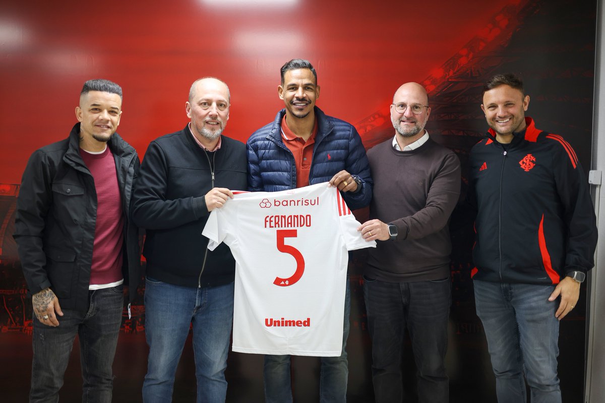 SCInternacional's tweet photo. Fernando se despediu dos companheiros, comissão, funcionários e diretoria. O meio-campista também deixou o apoio para o duelo decisivo desta quarta. Tamo junto, Fê! ❤️ https://t.co/RDOmsfzj8O