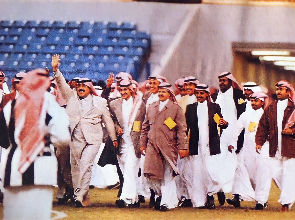 يا لطيف أول مرة اشوف هالصورة الأب الروحي للنصراويين بمعنى الكلمة 

جعلك بالجنة يبو خالد 💛