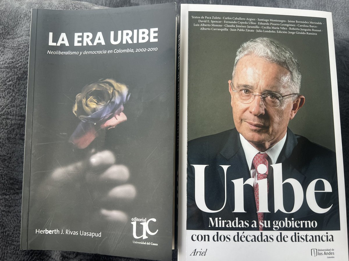 🔴Dos libros antagónicos entre sí para acercarse a la figura de <a href="/AlvaroUribeVel/">Álvaro Uribe Vélez</a>, con sus luces y sombras, desde una Colombia convulsa y aún más polarizada tras la condena al expresidente y el asesinato del candidato <a href="/MiguelUribeT/">Miguel Uribe</a>. Cc <a href="/almuariza/">Almudena Ariza</a>. 👇👇#Colombia #Periodismo.