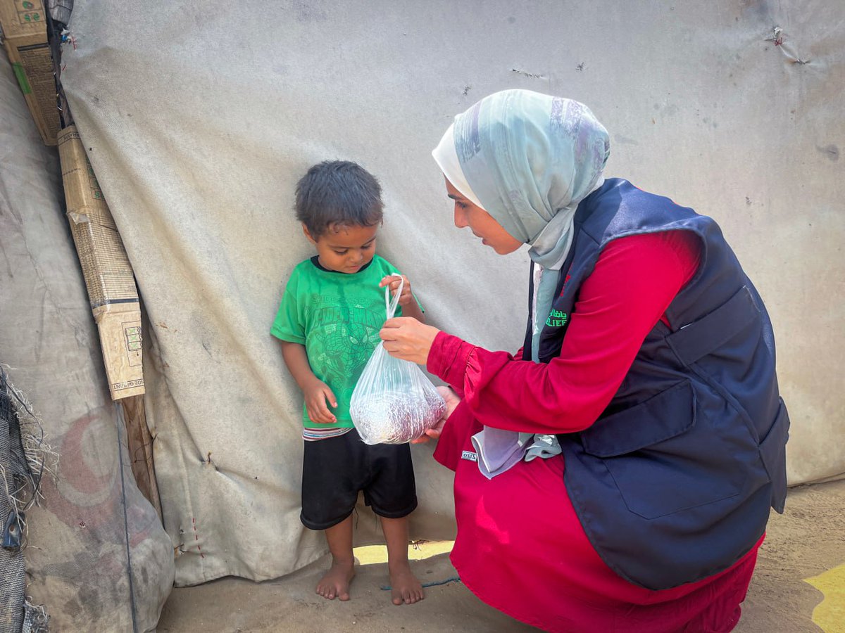 yafarelief's tweet photo. 🍛 “For families with nothing but this meal, we serve hope & dignity.”
Yafa Relief keeps cooking & delivering hot meals daily—despite shortages & rising costs.
💚 https://t.co/rFJjqOGV7D | https://t.co/ewRdpvcohu
#YafaRelief #AidForGaza #HopeForGaza #FoodSecurityNow #Humanity https://t.co/uLYATWr7sY