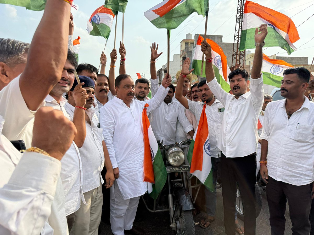 NsDewal's tweet photo. आज #Raniwada में ‘ऑपरेशन सिंदूर’ की ऐतिहासिक सफलता को सम्मानित करने हेतु आयोजित #TirangaYatra में शामिल हुआ। 🇮🇳

युवाओं का जोश, तिरंगे के प्रति सम्मान और मातृभूमि के प्रति समर्पण प्रेरणादायक रहा। 🙏

#OperationSindoor #IndianArmyPride #VandeMataram #NationFirst #ProudToBeIndian https://t.co/OO3AynV1g8