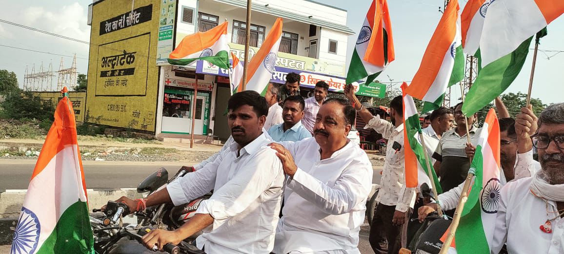 आज #Raniwada में ‘ऑपरेशन सिंदूर’ की ऐतिहासिक सफलता को सम्मानित करने हेतु आयोजित #TirangaYatra में शामिल हुआ। 🇮🇳

युवाओं का जोश, तिरंगे के प्रति सम्मान और मातृभूमि के प्रति समर्पण प्रेरणादायक रहा। 🙏

#OperationSindoor #IndianArmyPride #VandeMataram #NationFirst #ProudToBeIndian