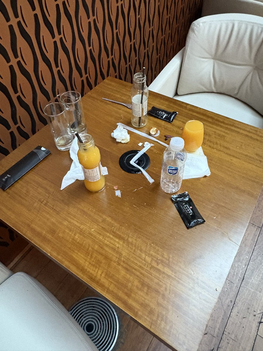 Bir hafta içinde iki THY business salonu. Kollarda Rolex, çantalar Louis Vitton, dünya şımarığı çocuklarıyla masaları böyle bırakıp gidiyorlar. Korkunç bir toplumuz ! THY’nin nasıl ki  uçuş kara listesi var, bunları da lounge kara listesine almalı ! <a href="/TK_TR/">Türk Hava Yolları</a>