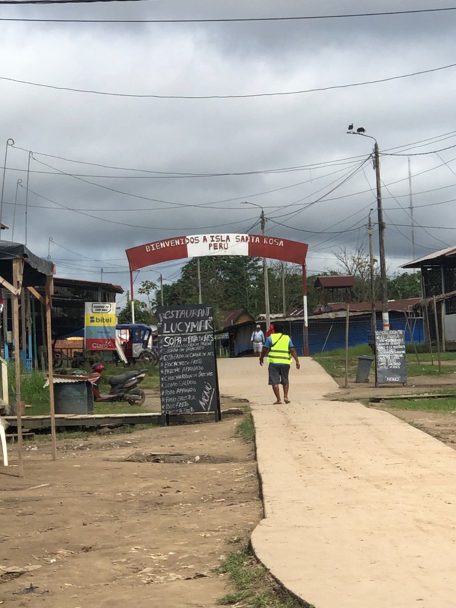 La verdad creo que estamos peleando por una isla un poco nacionalista...
La mayoría de casas tienen bandera peruana en la entrada.