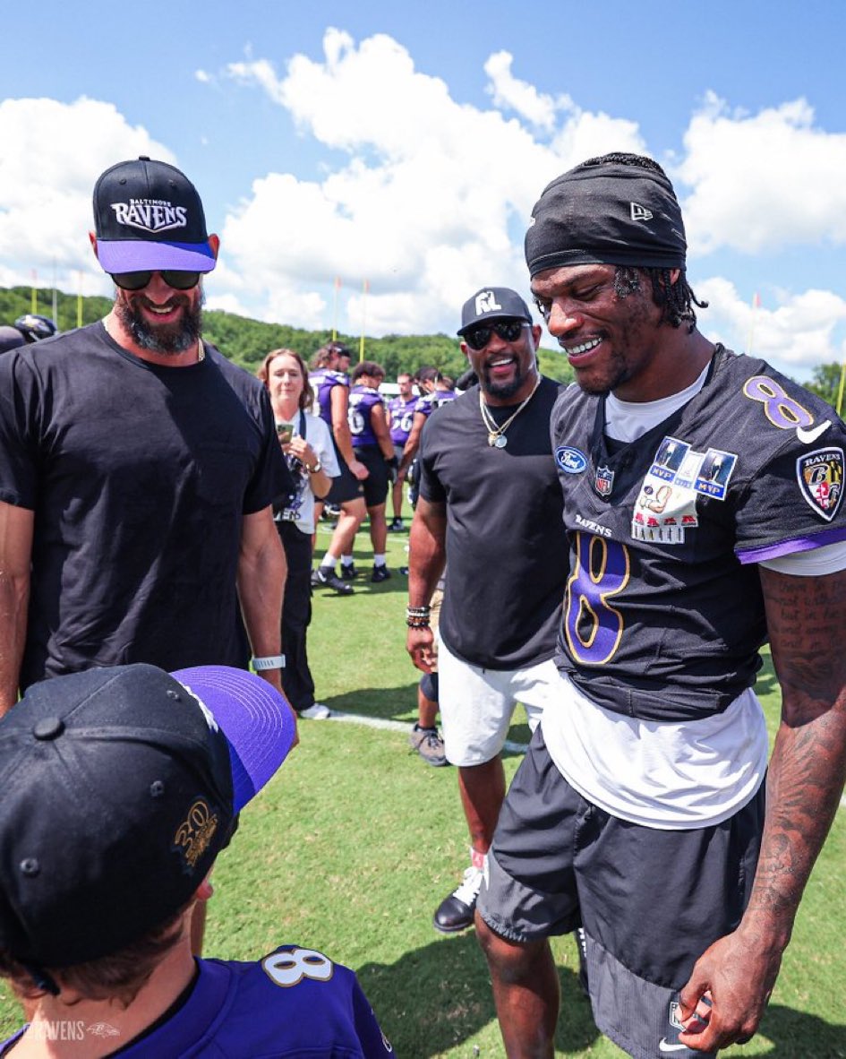 This is quite the Baltimore sports trio at Ravens training camp today 

🏊 23-time Olympic gold medalist
🏆 2-time Super Bowl champ
🥇2-time NFL MVP

(📸: @ravens)