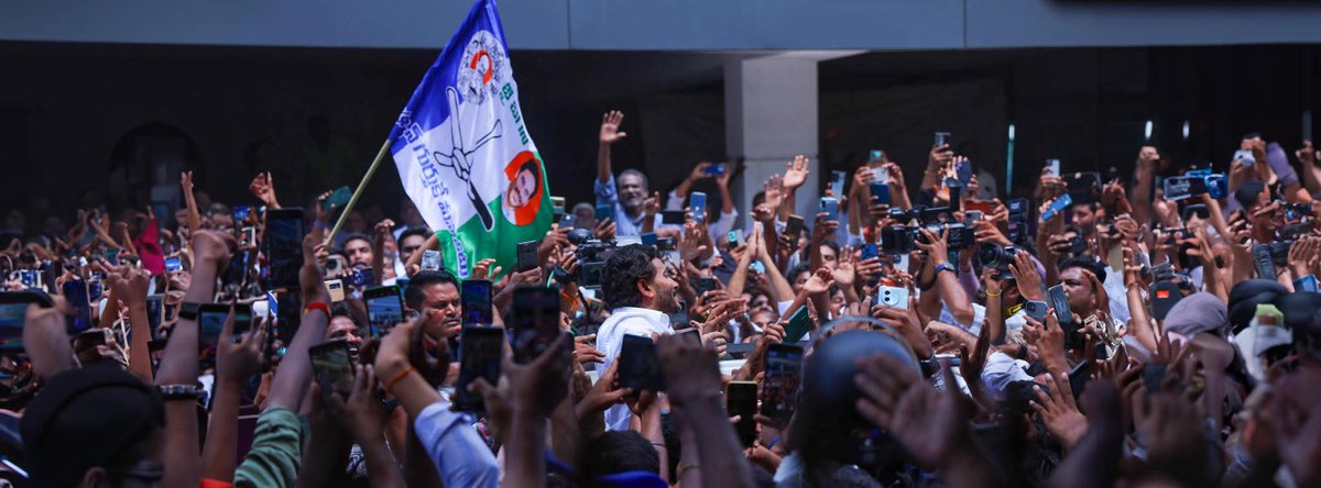 BayyareddyK's tweet photo. కార్యకర్త విలువ తెలుసు, అయినా మార్పు కోసం లక్ష్య సాధనలో కొంత వివక్ష చూపించాడు! తప్పు తెలుసుకున్నాడు!! సరిదిద్దుకుంటాడు...

ఓడిన గెలిచినా ఆంధ్రా లో ఒకే జెండా మోసిన కార్యకర్తగా గర్వపడు!! 

@YSRCParty (6/6) https://t.co/TIyTOhX3tb