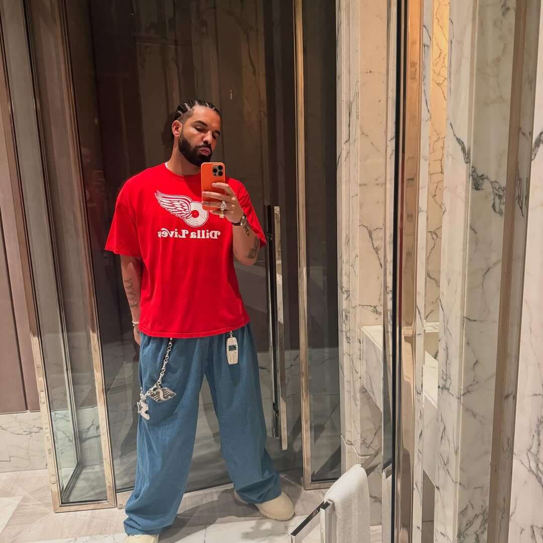 kinglegit2l2l's tweet photo. Drake literally has an iced out #N3310 #Nokia, free promo for this coin whenever he wears it… coded 🚀 
Ca:

HfinDxme8FDh66WMkd2GTGz4Eh1Wf2gBGTGZ62x3pump https://t.co/7wE4Mpp2HF
