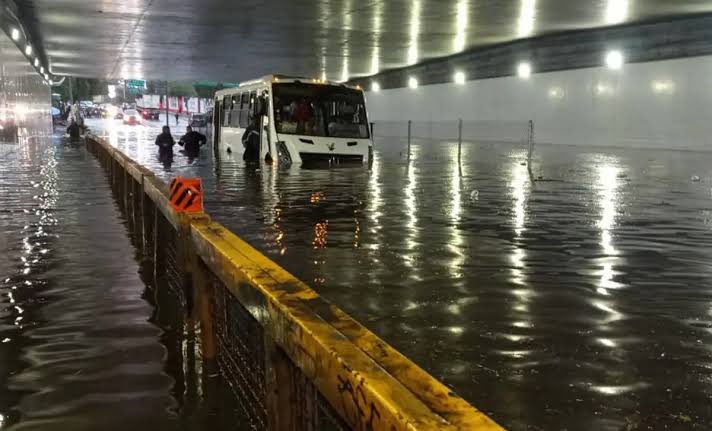 ferdoval's tweet photo. Verdades irrebatibles:

1) La CDMX colapsa en cada temporada de lluvias. Los gobiernos de izquierda de los últimos 30 años no han invertido al desazolve y al drenaje. 

2) El AICM está completamente rebasado. Y sin mantenimiento.

3) Cancelar Texcoco fue una gigantesca estupidez https://t.co/7A0N5LAUcv