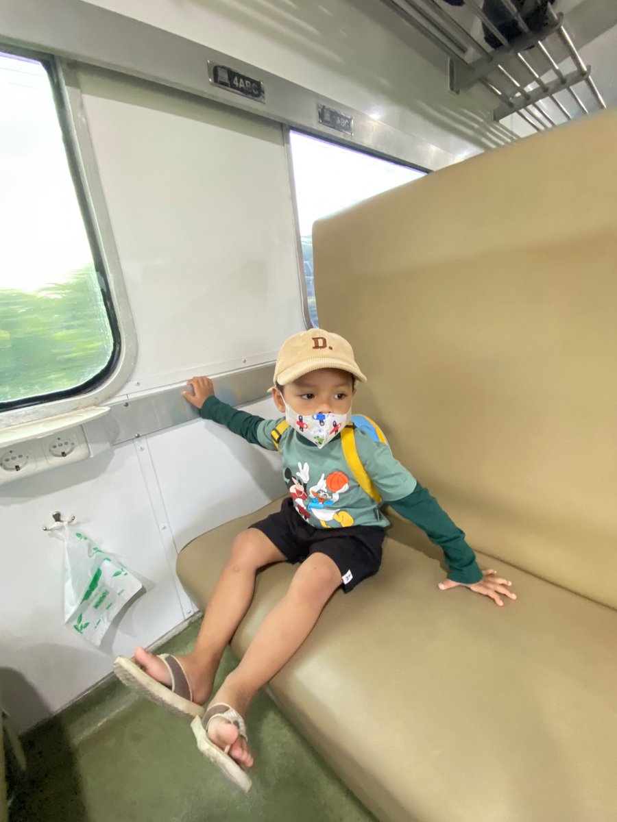 Outfit oppa oppa korea backpackeran 🤣🤣🤣🤣

Ootd yg milihin papaku karena selera mama yg menyala nyala seperti semangatnya 🙂‍↔️😭🦦

#AllahummaBaarik