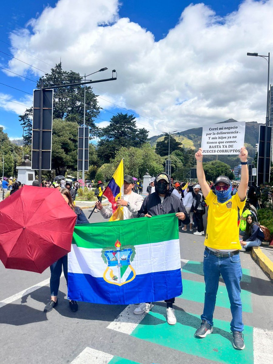 AlfredBolcar's tweet photo. El #NuevoEcuador es posible, pero se requieren cambios estructurales en las leyes y el sistema de justicia, hoy respaldamos esos cambios, de forma pacífica, pero firmes en el objetivo, desde #Galápagos estamos con nuestro Presidente @DanielNoboaOk aquí #FirmesPorEcuador. https://t.co/gQED9Qi1CD